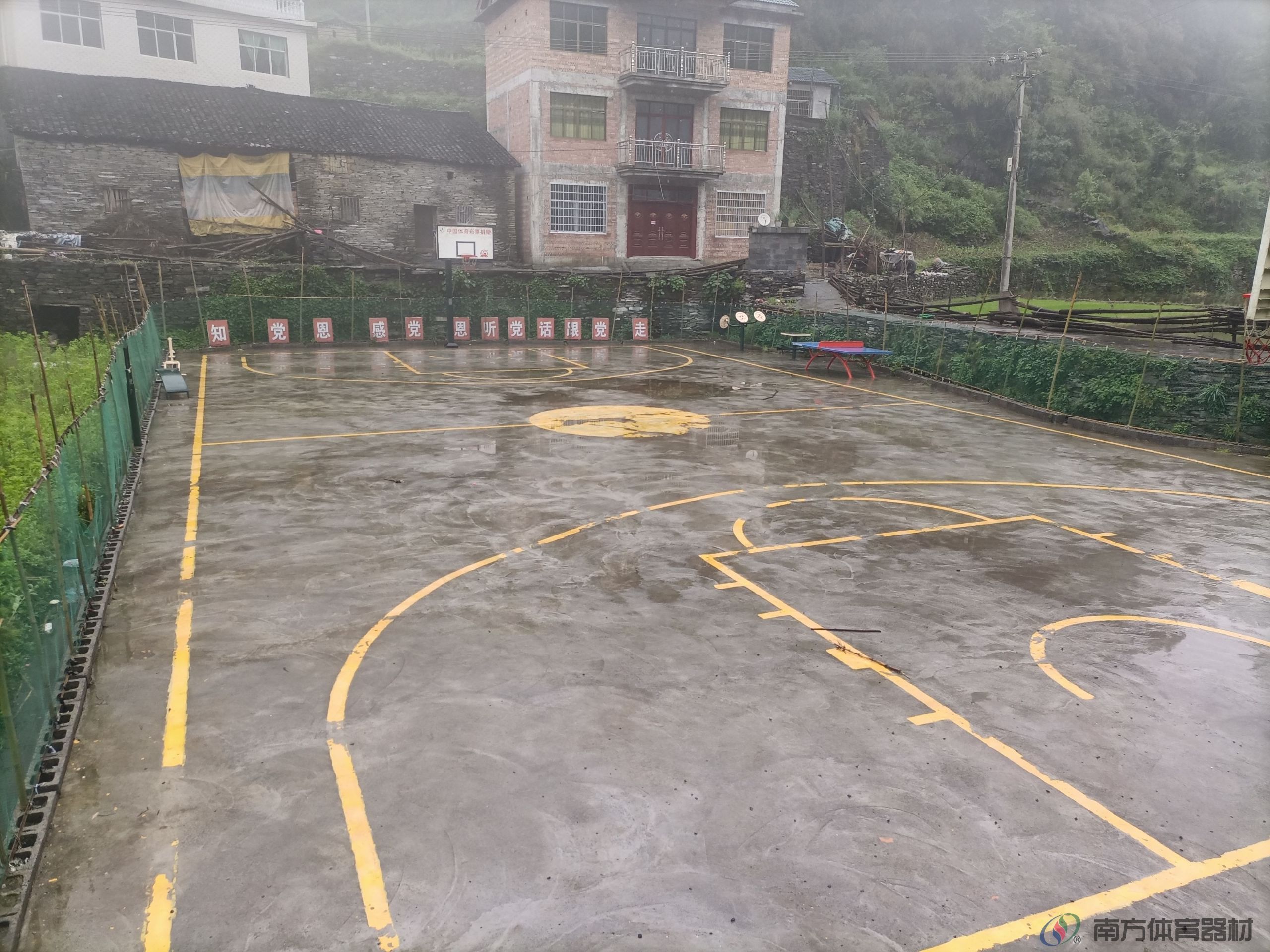 湖南省湘西土家族苗族自治州凤凰县禾库镇补丁村补丁村4组篮球场全民健身路径工程