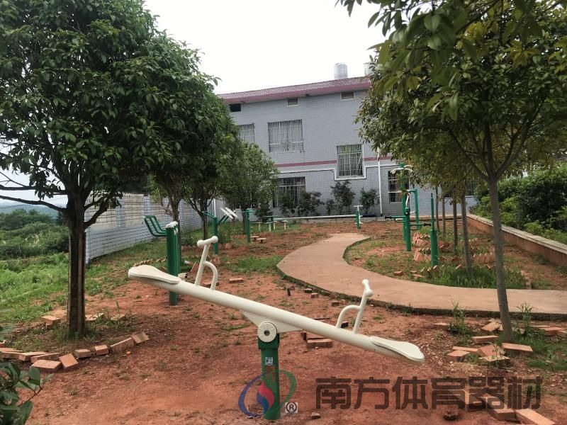 湖南省株洲市天元区嵩山路街道佳美社区蓝溪谷三期A全民健身路径工程